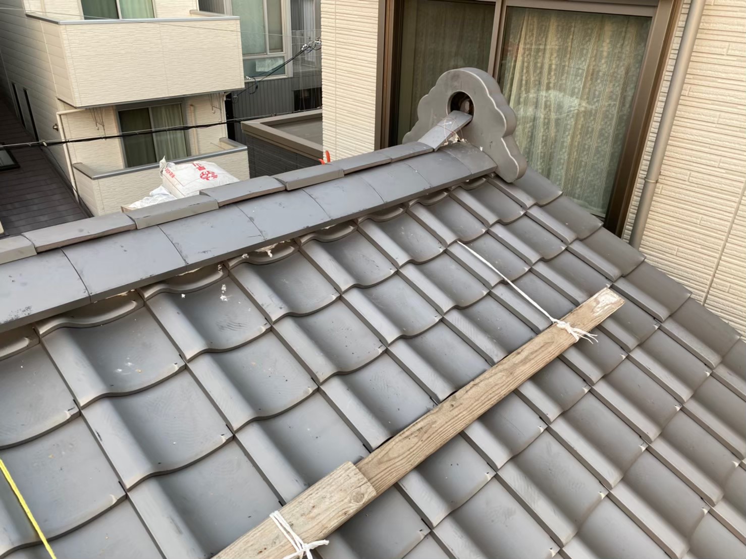 棟瓦は漆喰で湿式工法